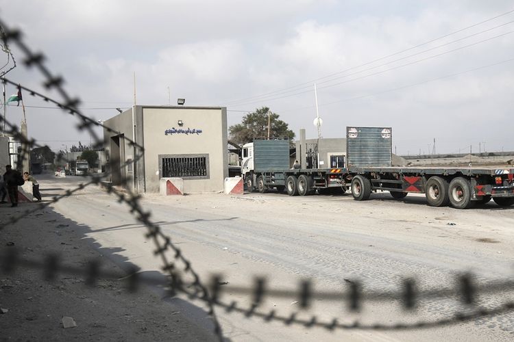 Truk terlihat di gerbang perlintasan barang Kerem Shalom untuk masuk ke Gaza, Selasa (17/7/2018).