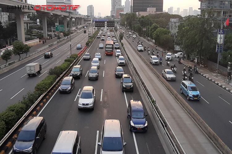 Ilustrasi ramai-ramai mobil pakai bahu jalan tol