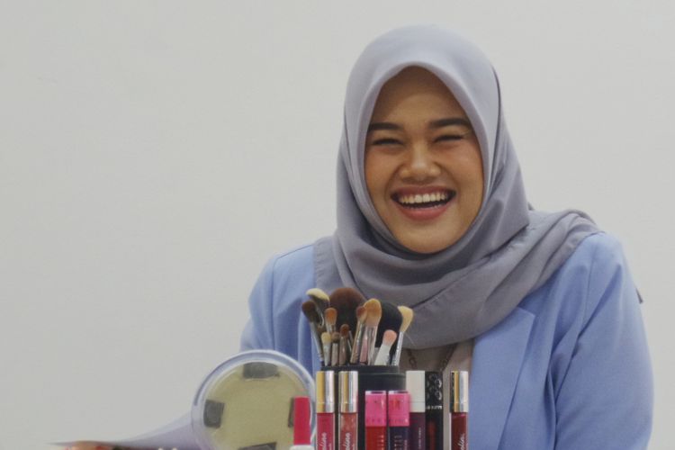 Beauty content creator Fatya Biya ketika berkunjung ke kantor Kompasiana di Palmerah Barat, Jakarta, Selasa (2/10/2018).