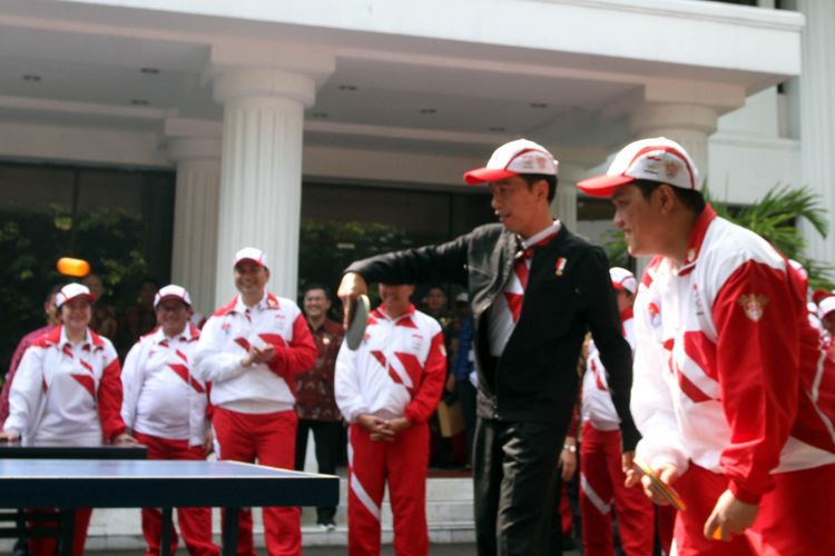 Presiden Joko Widodo bermain tenis meja usai melepas kontingen Sea Games di halaman tengah Istana Presiden, Jakarta, Senin (7/8/2017).