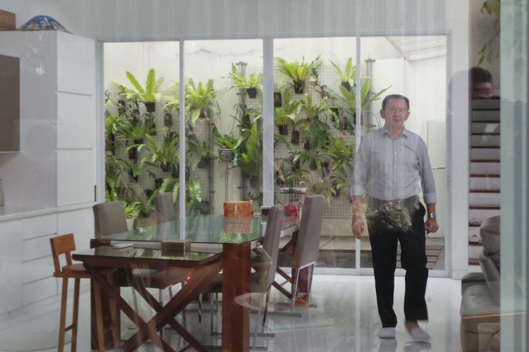Calon gubernur DKI Jakarta Basuki Tjahaja Purnama atau Ahok saat berada di rumahnya, di Kompleks Pantai Mutiara Blok J/39, Jakarta Utara, Rabu (19/4/2017).
