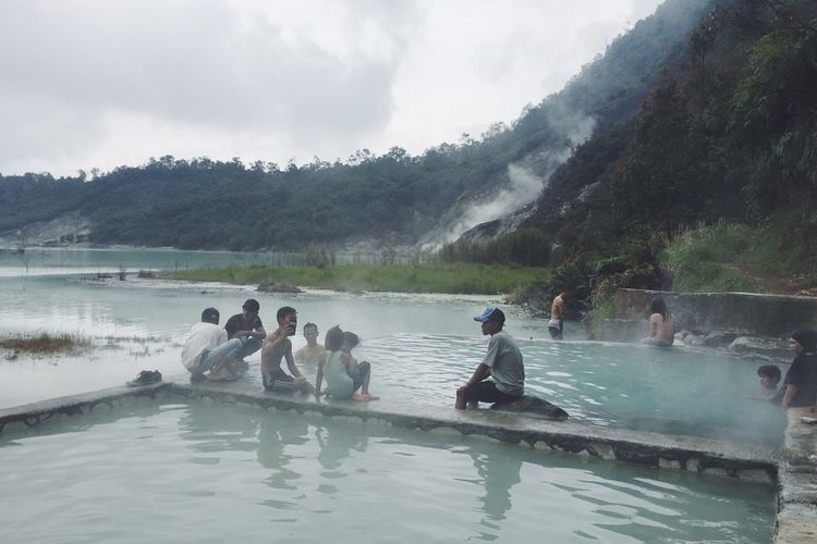 Wisata pemandian air panas di Kawah Talaga Bodas, Garut, Jawa Barat. 