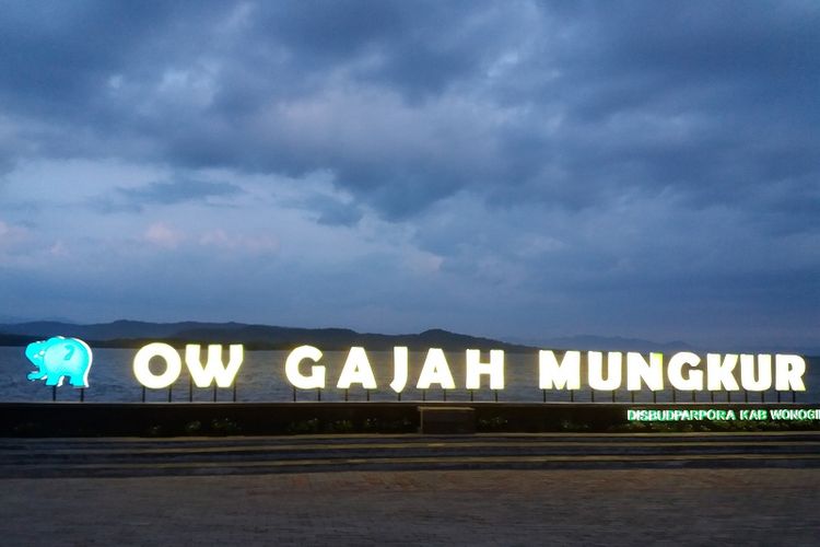 Objek Wisata Waduk Gajah Mungkur salah satu wisata terkenal di Wonogiri