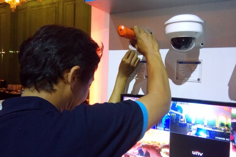 Petugas memasang CCTV surveillance UNV untuk pemantauan pengunjung pada sebuah acara. Teknologi CCTV surveillance berkembang tak hanya sekadar pemantauan tapi juga analisa wajah orang yang terekam. 