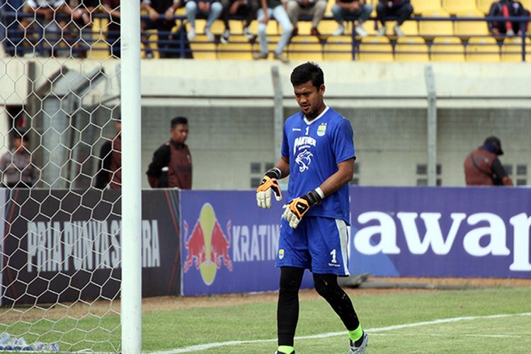 Kiper Persib Bandung, M Natshir, saat melakukan pemanasan sebelum laga leg kedua delapan besar Piala Indonesia, di Stadion Si Jalak Harupat, Kabupaten Bandung, beberapa waktu lalu. (KOMPAS.com/SEPTIAN NUGRAHA)