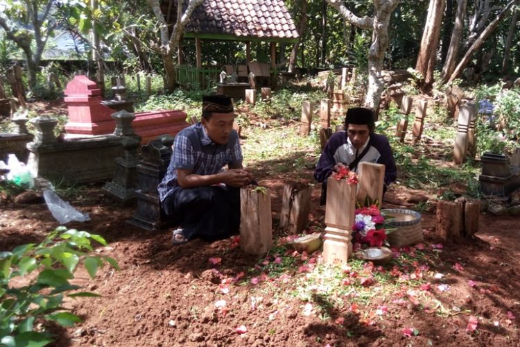 Kerabat korban berdoa di pusara makam Nanda Suswanto (33), warga Dusun Krajan, Desa Dadapayam, Kecamatan Suruh, yang menjadi korban penganiayaan bapak dan anak, Selasa (3/4/2018) sore.