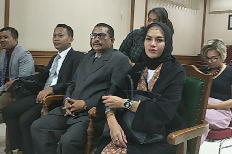 Nikita Mirzani didampingi tim kuasa hukum hadiri sidang pertama perceraiannya dengan Dipo Latief di Pengadilan Agama Jakarta Selatan, Rabu (1/8/2018).