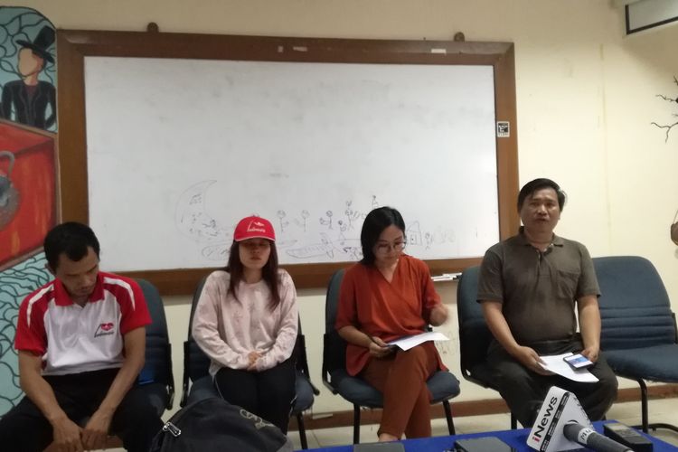 Ketua Serikat Buruh Migran Indonesia (SBMI) Kabupaten Mempawah, Mahadir (paling kiri) dan Sekjen SBMI Pusat Bobi Anwar Maarif (paling kanan) dalam konferensi pers di kantor Lembaga Bantuan Hukum Jakarta, Minggu (23/6/2019).