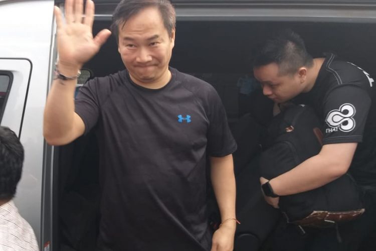 Chris Leong warga negara asal Malaysia saat dipindahkan ke sel tahanan Rutan Pakjo Palembang, setelah ia dan 19 rekan lainnya ditetapkan sebagai tersangka, Selasa (15/1/2019).