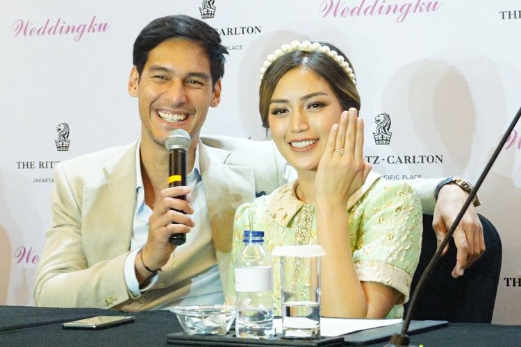 Artis peran yang juga pembawa acara Jessica Iskandar bersama tunangannya, artis peran Richard Kyle saat menggelar jumpa pers di The Ritz Carlton, SCBD, Jakarta Selatan, Sabtu (15/6/2019).