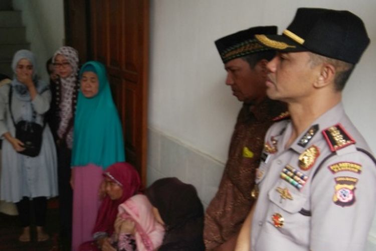 Kapolrestabes Bandung Kombes Pol Hendro Pandowo saat melayat ke tempat persemayaman Agus Maulana, korban penembakan oleh anggota polisi di kawasan Jalan Moch Toha, Minggu (1/10/2017)