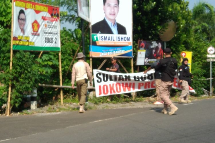 Petugas Bawaslu dan satpol PP Gunungkidul, Yogyakarta, melakukan Penertiban Alat Peraga Kampanye (APK) di Seluruh Wilayah. Mulai Selasa (12/3/2019). Ada ribuan APK yang ditertibkan selama dua hari kedepannya. 