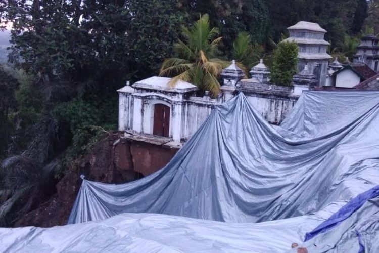 Kondisi Makam Raja di Imogiri, Bantul, Yogyakarta, setelah selesainya pemasangan terpal oleh BPBD DIY.