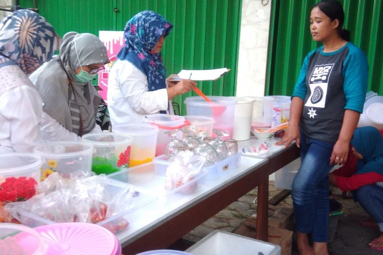 Petugas BBPOM DIY melakukan Pengambilan Sampel Makanan Pedagang Takjil di Kota Wonosari, Gunungkidul Kamis (16/5/2019)