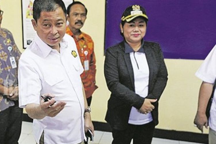 Menteri ESDM, Ignasius Jonan, pantau Gunung Agung di Pos Pengamatan Rendang, Karangasem, Kamis (5/7/2018). Jonan sebut Gunung Agung masih erupsi tapi kecil.