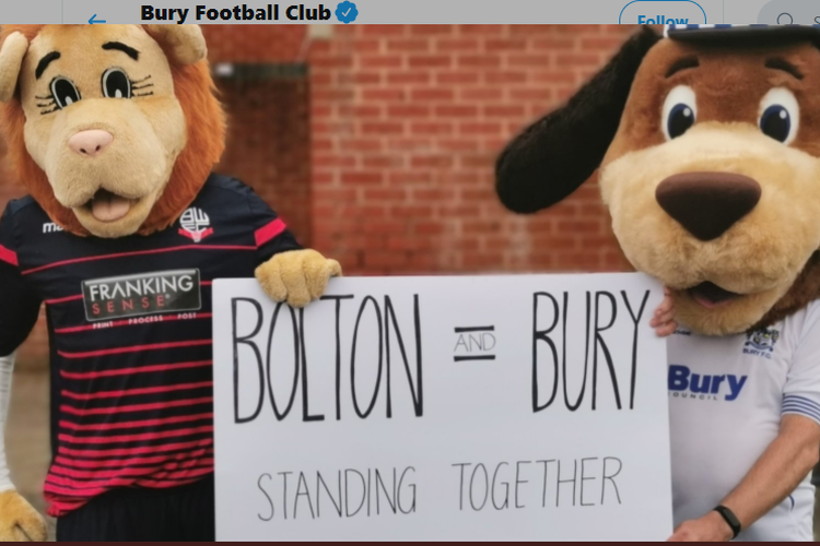 Maskot klub Bury FC dan Bolton Wanderers bersatu dalam menghadapi situasi sulit keuangan kedua klub. 