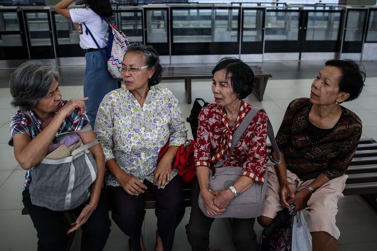 Beberapa lansia tengah beraktivitas bersama di Stasiun MRT, Jakarta, Selasa (12/3/2019).