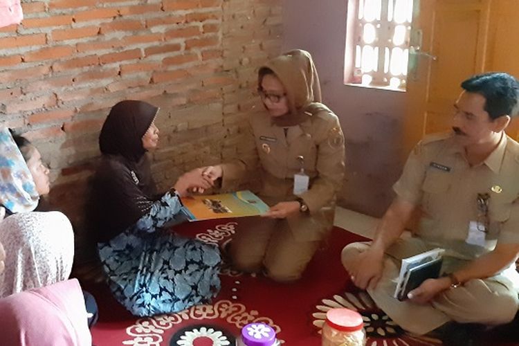 Wakil Bupati Pekalongan Jawa Tengah Arini Harimurti memberikan santunan kepada ahli waris korban meninggal dunia KM Pieces yang alami kecelakaan di Perairan Kalimantan Selatan.