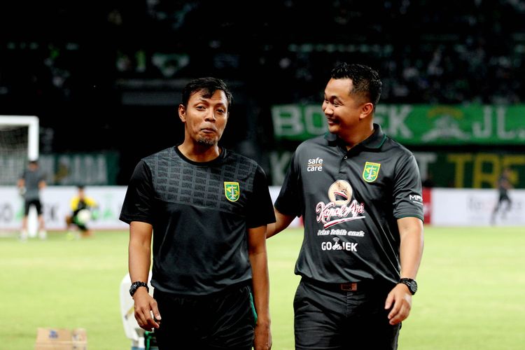 Pelatih caretaker Persebaya Surabaya, Bejo SUgiantoro (kiri).