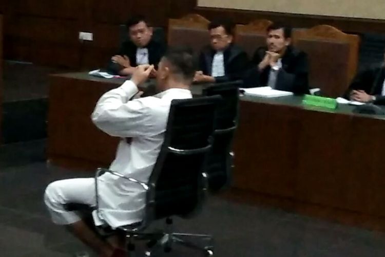Saipul Jamil diabadikan saat menangis dalam persidangan di Pengadilan Negeri Jakarta Pusat, Rabu (12/7/2017).
