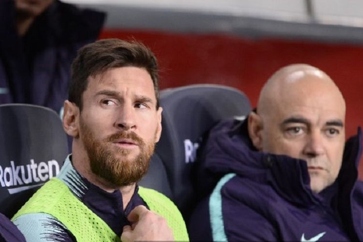 Dari bangku cadangan, Lionel Messi memerhatikan jalannya laga Barcelona vs Leganes dalam lanjutan La Liga Spanyol di Stadion Camp Nou, 20 Januari 2019. 