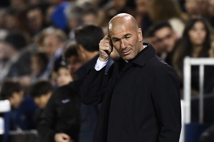 Pelatih Real Madrid, Zinedine Zidane, saat mendampingi timnya dalam laga lanjutan Liga Spanyol melawan Leganes, di Estadio Municipal Butarque, Senin (15/4/2019).