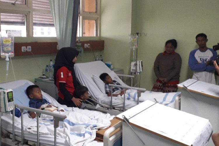 Tiga bocah yang terperosok di tanah yang diduga limbah B3 di Bekasi dirawat di RSUD Koja, Rabu (16/1/2019).