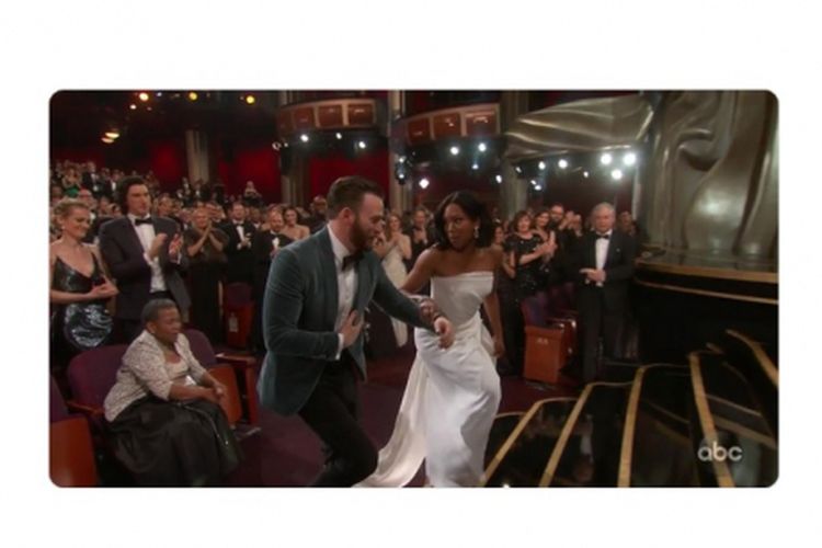 Pemeran Captain America Chris Evans melakukan tindakan gentleman ketika menyelamatkan aktris Regina King yang hampir terjatuh.