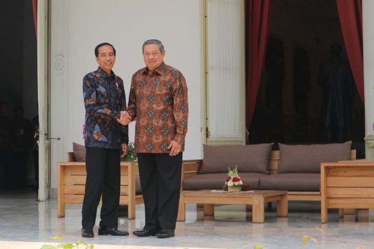 Presiden Joko Widodo dan Presiden keenam Susilo Bambang Yudhoyono di Istana Merdeka, Jakarta, Kamis (9/3/2017).