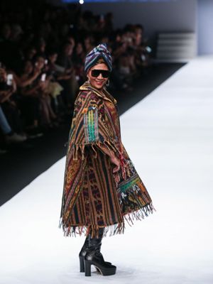 Menteri Kelautan dan Perikanan, Susi Pudjiastuti mengenakan busana rancangan Anne Avantie saat Jakarta Fashion Week 2019 di Senayan City, Jakarta, Selasa (23/10/2018). 