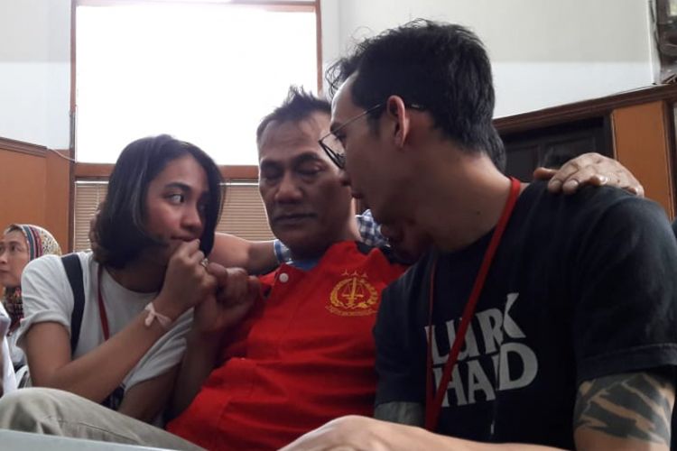 Tio Pakusadewo mengikat janji dengan menggunakan jari kelingking dengan putrinya, Patrisha Beatrice Pakusadewo, di Pengadilan Negeri (PN) Jakarta Selatan, Kamis (5/72018).