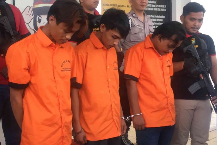 Tiga tersangka pelaku perampokan terhadap sopir taksi online Go-Car Yulianto (52), yakni Kamaludin (19), Imamudin (24), dan Abdullah (33), ditangkap di Kabupaten Sukabumi, Jawa Barat, Jumat (30/11/2018). Yulianto dirampok ketiga tersangka di  Bintaro, Tangerang Selatan, pada 27 November malam malam.