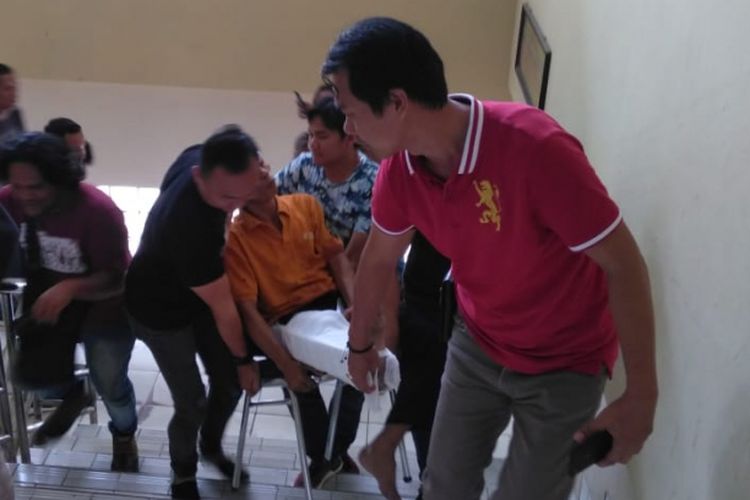 Muhammad Iksan (49) salah satu pencuri kandang anjing mengalami patah kaki usai melompat dari atap rumah setinggi lima meter ketika dibawa ke Polresta Palembang, Kamis (18/10/2018). Dalam aksi itu, Angga (49) juga ditangkap polisi karena ikut mencuri.
