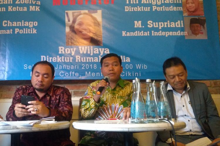 Pengamat politik dari UIN Syarif Hidayatullah Jakarta Pangi Chaniago (dua dari kanan) dalam sebuah diskusi di Jakarta, Selasa (2/1/2018).