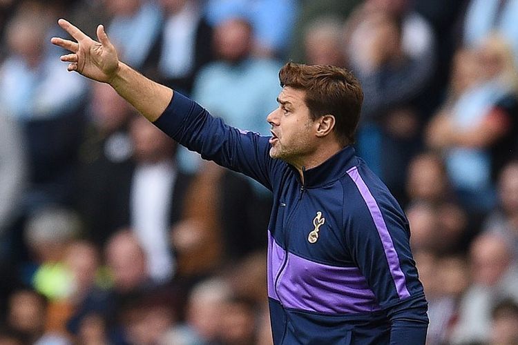 Mauricio Pochettino memberi instruksi kepada anak-anak asuhannya pada pertandingan Manchester City vs Tottenham Hotspur di Stadion Etihad dalam lanjutan Liga Inggris, 17 Agustus 2019. 
