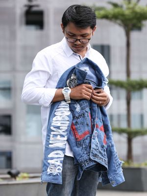 Jaket denim Palm Life Blue dari brand lokal Thanksinsomnia, Jakarta, Kamis (14/3/2019).  Jaket denim ini memiliki detail tulisan seperti Life hinge lonely but not alone.