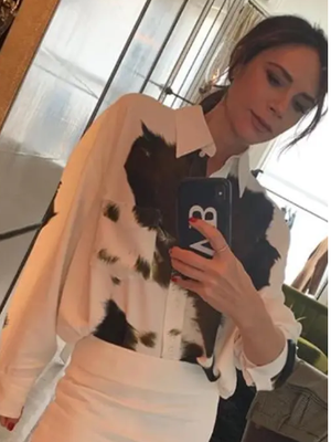 Victoria Beckham memakai kemeja motif sapi
