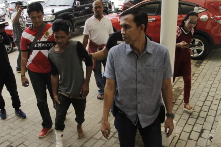 Usman (40) salah satu pelaku perampokan toko emas Sinar Mas saat berada di Polresta Palembang. Pelaku dilumpuhkan dengan satu tembakan dikaki lantaran mencoba melawan petugas ketika akan ditangkap, Kamis (20/9/2018).