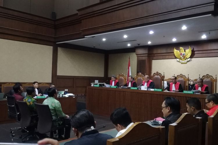 Sidang lanjutan terdakwa Deputi IV Bidang Peningkatan Prestasi Olahraga Kementerian Pemuda dan Olahraga Mulyana, pejabat pembuat komitmen (PPK) pada Kemenpora Adhi Purnomo dan staf Kemenpora Eko Triyanto di Pengadilan Tipikor Jakarta, Kamis (4/7/2019) malam.