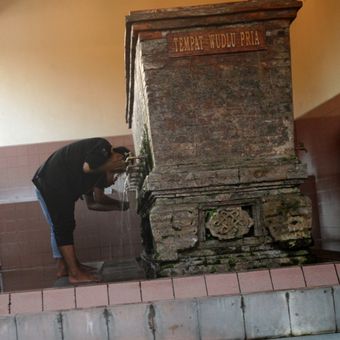 Di kompleks Masjid Menara Kudus, Jawa Tengah, ada delapan pancuran untuk wudhu yang. Di atas pancuran itu diletakkan arca. Jumlah delapan pancuran konon mengadaptasi keyakinan Buddha, yakni Delapan Jalan Kebenaran atau Asta Sanghika Marga.