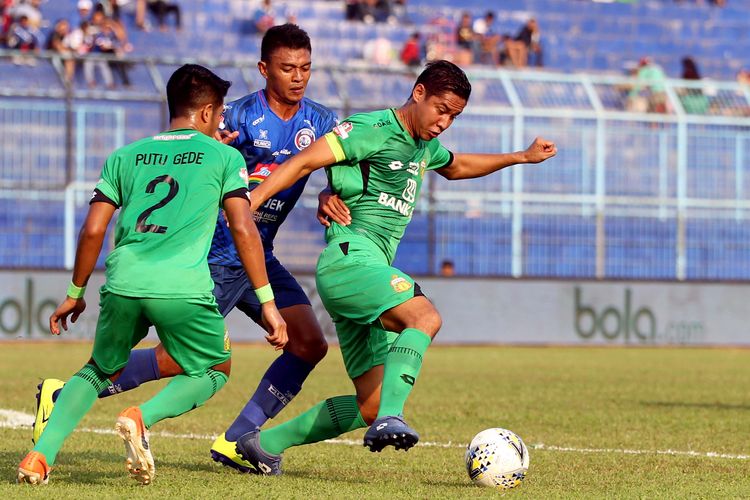 Pemain Bhayangkara FC, Indra Kahfi (kanan) berhasil merebut bola dari pemain Arema FC Dedik Setiawan (tengah) dalam lanjutan Pekan 11 Liga 1 2019 di Stadion Kanjuruhan Kabupaten Malang, Jawa Timur, Jumat (26/07/2019) sore.