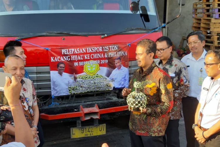Direktur Jenderal (Dirjen) Tanaman Pangan Kementerian Pertanian (Kementan) Suwandi melepas ekspor kacang hijau ke China dan Filipina sebanyak 35 kontainer di Kalianak, Surabaya, Jumat (6/9/2019), 