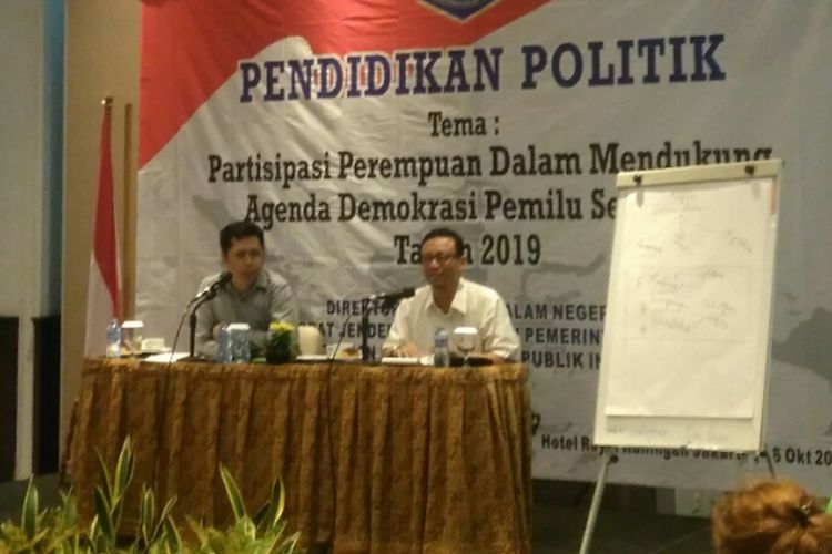 Mantan menteri era Abdurrahman Wahid, Ryaas Rasyid (kanan) saat mengisi diskusi bertema Partisipasi Perempuan dalam Mendukung Agenda Demokrasi Pemilu Serentak Tahun 2019, di Jakarta, Senin (16/10/2017).