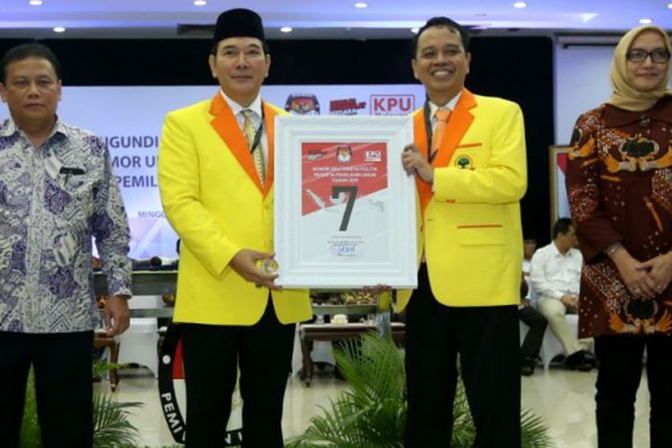 Ketua Dewan Pembina Partai Berkarya Tommy Soeharto (ketiga dari kiri) menunjukkan nomor urut 7 saat Pengambilan Nomor Urut Partai Politik untuk Pemilu 2019 di Gedung Komisi Pemilihan Umum (KPU), Minggu (18/2/2018). Empatbelas partai politik (parpol) nasional dan empat partai politik lokal Aceh lolos verifikasi faktual untuk mengikuti Pemilu 2019.