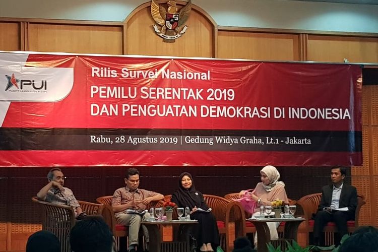 Sjamsuddin Haris (kiri) saat menjadi pembicara di rilis hasil survei LIPI di Gedung LIPI, Jalan Gatot Subroto, Jakarta Selatan, Rabu (28/8/2019).