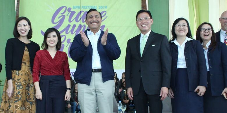 Menteri Koordinator Bidang Kemaritiman Indonesia Jenderal TNI (HOR) (Purn) Luhut Binsar Panjaitan dan Ketua Umum Partai Solidaritas Indonesia, Grace Natalie, pada UPH Festival 2019, Kampus Lippo Village, Rabu (14/8/2019). 