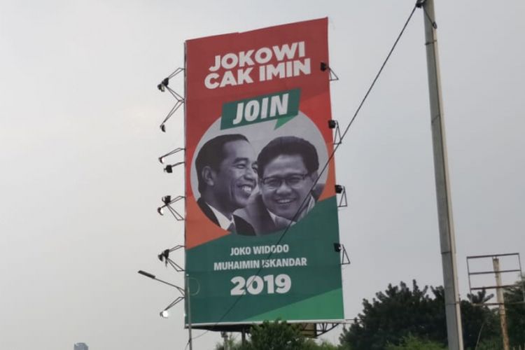 Reklame Presiden Joko Widodo dan Ketua Umum PKB Muhaimin Iskandar dipasang di Jalan Gatot Subroto, Jakarta Selatan, Jumat (13/7/2018).