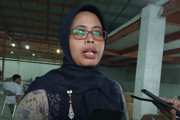 Ketua KPU Kabupaten Bogor, Ummi Wahyuni saat mengunjungi gudang logistik KPU di Cibinong Selasa (16/4/2019)