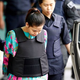 Warga Indonesia Siti Aisyah yang menjalani sidang pembunuhan Kim Jong Nam, saudara tiri pemimpin Korea Utara Kim Jong Un, mendapat pengawalan saat meninggalkan Departemen Kimia di Petaling Jaya, dekat Kuala Lumpur, Malaysia, Senin (9/10/2017).