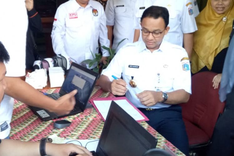 Gubernur DKI Jakarta Anies Baswedan mengecek namanya dan keluarganya di daftar pemilih tetap (DPT) untuk Pemilu 2019 di Kantor Kelurahan Cilandak Barat, Jakarta Selatan, Rabu (17/10/2018).